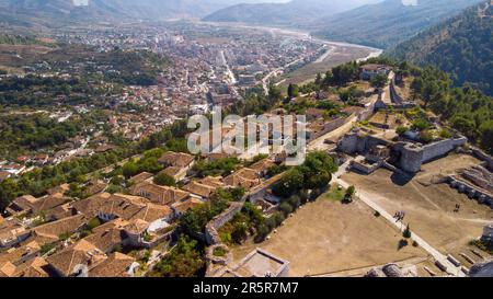 Città vecchia nel Castello di Berat, Albania. Vista dall'alto Foto Stock