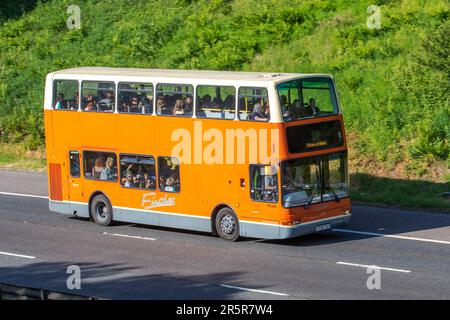 Finches of Wigan, Orange 2001 Volvo serie B autobus a due piani pieno di passeggeri, noleggio escursioni viaggiando sull'autostrada M61, Regno Unito Foto Stock