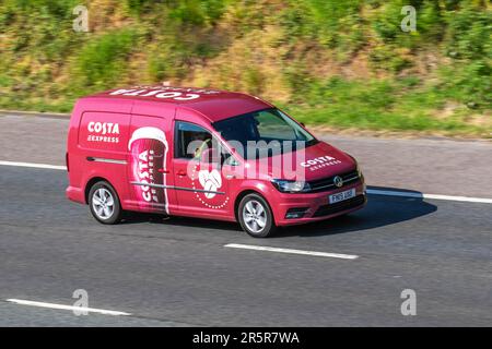 2019 Volkswagen Caddy Maxi Highline TDI; Costa Coffee red service delivery furgone; UK vehicle traffic, transport, moving vehicles, vehicle, Strade, motori, automobilismo sull'autostrada M61 Foto Stock