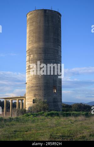 Serbatoio d'acqua verticale in vecchia stazione ferroviaria smantellata convertito in Via Verde de la Plata Villa de Plasencia Foto Stock