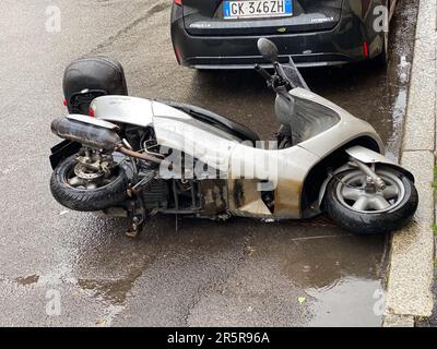 Cremona, Italia - Maggio 2023 Scooter caduto in strada. Incidente stradale. Foto Stock