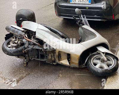 Cremona, Italia - Maggio 2023 Scooter caduto in strada. Incidente stradale. Foto Stock