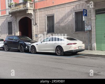 Cremona, Italia - Maggio 2023 White AMG GT53 Mercedes Benz parcheggiata in strada sulla corsia blu nel centro. Foto Stock