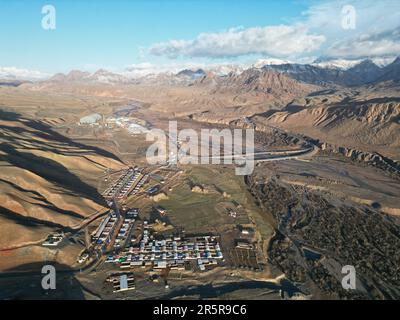 Urumqi. 26th Apr, 2023. Questa foto aerea scattata il 26 aprile 2023 mostra una vista del villaggio di Simuhana nella Contea di Wuqia della Prefettura Autonoma di Kizilsu Kirgiz, nella regione autonoma di Xinjiang Uygur, nel nord-ovest della Cina. PER ANDARE CON 'la storia di Xinjiang: Hardsman tenuto occupato con il commercio della strada e della cinghia ' accreditamento: Hao Zhao/Xinhua/Alamy Live News Foto Stock