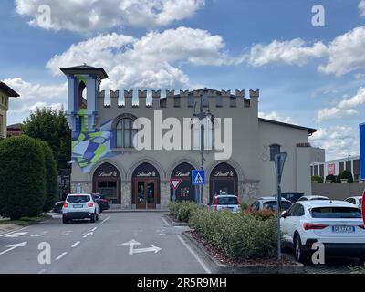 Fidenza, Italia - Maggio 2023 Outsode Lindt castello negozio di cioccolato e bar negozio di lusso in negozi outlet di moda a Fidenza, Italia Foto Stock