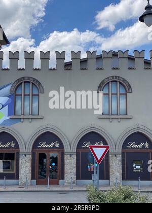 Fidenza, Italia - Maggio 2023 Outsode Lindt castello negozio di cioccolato e bar negozio di lusso in negozi outlet di moda a Fidenza, Italia Foto Stock