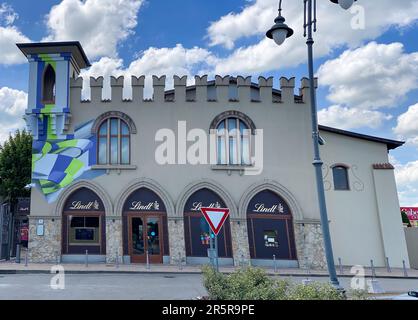 Fidenza, Italia - Maggio 2023 Outsode Lindt castello negozio di cioccolato e bar negozio di lusso in negozi outlet di moda a Fidenza, Italia Foto Stock