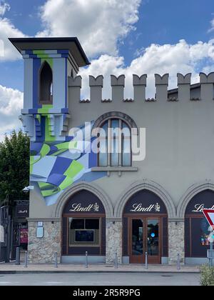 Fidenza, Italia - Maggio 2023 Outsode Lindt castello negozio di cioccolato e bar negozio di lusso in negozi outlet di moda a Fidenza, Italia Foto Stock