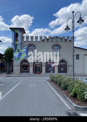 Fidenza, Italia - Maggio 2023 Outsode Lindt castello negozio di cioccolato e bar negozio di lusso in negozi outlet di moda a Fidenza, Italia Foto Stock