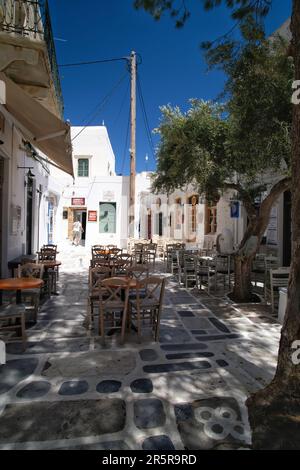 IOS, Grecia - 21 maggio 2021 : Vista di un vicolo tipico con bar, negozi e la chiesa cattedrale nella pittoresca isola di iOS Grecia Foto Stock