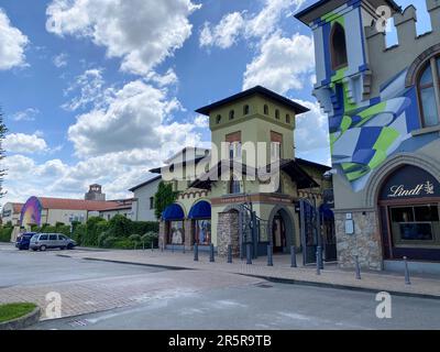 Fidenza, Italia - Maggio 2023 Outsode Lindt castello negozio di cioccolato e bar negozio di lusso in negozi outlet di moda a Fidenza, Italia Foto Stock