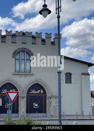 Fidenza, Italia - Maggio 2023 Outsode Lindt castello negozio di cioccolato e bar negozio di lusso in negozi outlet di moda a Fidenza, Italia Foto Stock