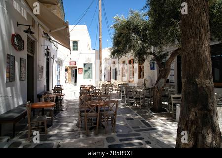 IOS, Grecia - 21 maggio 2021 : Vista di un vicolo tipico con bar, negozi e la chiesa cattedrale nella pittoresca isola di iOS Grecia Foto Stock