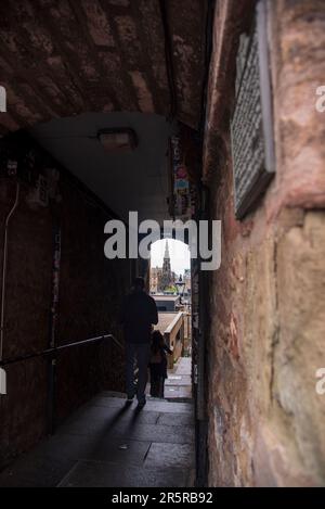 Guardando attraverso Advocates Close, appena fuori dal Royal Mile di Edimburgo, verso il Monumento Scott. Foto Stock