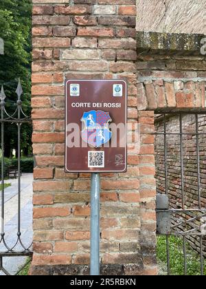 San secondo, italia - 2023 maggio Visita alle rovine rocciose del castello di Corte dei Rossi Foto Stock