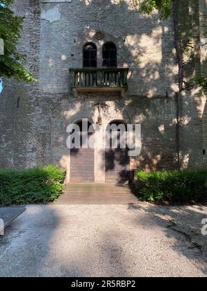 San secondo, italia - 2023 maggio Visita alle rovine rocciose del castello di Corte dei Rossi Foto Stock