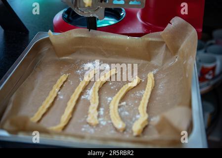 Pronti per friggere i churros su una teglia da forno Foto Stock