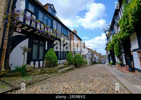 Rye, East Sussex, England, Europe - 18 maggio 2023: La Sirenetta - antico hotel su una strada acciottolata. Una piccola cittadina costiera medievale inglese al sole Foto Stock