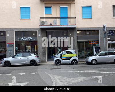 Cremona, Italia - Maggio 2023 MINI auto elettrica intelligente di prova YOYO parcheggiata in strada. 3D auto stampata. Foto Stock