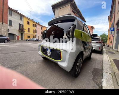 Cremona, Italia - Maggio 2023 MINI auto elettrica intelligente di prova YOYO parcheggiata in strada. 3D auto stampata. Foto Stock