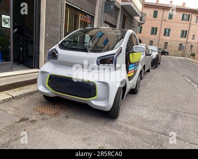 Cremona, Italia - Maggio 2023 MINI auto elettrica intelligente di prova YOYO parcheggiata in strada. 3D auto stampata. Foto Stock