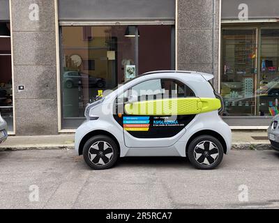 Cremona, Italia - Maggio 2023 MINI auto elettrica intelligente di prova YOYO parcheggiata in strada. 3D auto stampata. Foto Stock