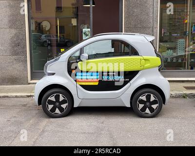 Cremona, Italia - Maggio 2023 MINI auto elettrica intelligente di prova YOYO parcheggiata in strada. 3D auto stampata. Foto Stock