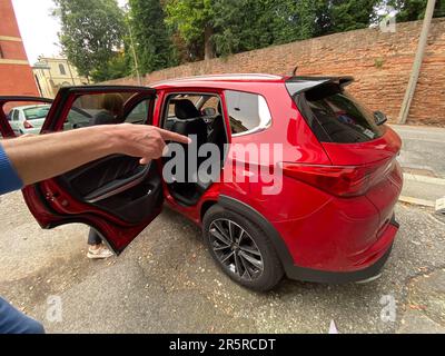 Cremona, Italia - Maggio 2023 Italiano 2023 DR 4,0 suv parcheggiato in strada Foto Stock