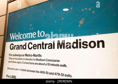 4 giugno 2023, New York, New York, Stati Uniti: Un cartello di benvenuto a Grand Central Madison...Grand Central Madison è un nuovo terminal ferroviario per pendolari per la Long Island Rail Road a Manhattan. Ha aperto nel gennaio 2023 come parte del progetto East Side Access, che era un progetto di costruzione da $11,1 miliardi di dollari iniziato nel 2008. La stazione ha 8 binari ed è situata sotto il Grand Central Terminal. Il terminal si trova in una profonda metropolitana, che ha causato un eccessivo budget del progetto e ritardi dovuti alla complessità della costruzione. Ci sono preoccupazioni circa quanto tempo prende per arrivare al livello della strada da Foto Stock