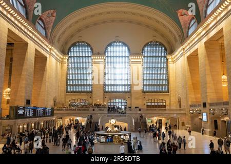 4 giugno 2023, New York, New York, Stati Uniti: Pendolari, Turisti e newyorkesi camminano attraverso la grande sala del Grand Central Terminal...il Grand Central Terminal, spesso chiamato Grand Central Station, è una storica stazione ferroviaria di New York City. La sua architettura Beaux-Arts, il soffitto celeste e il vivace atrio ne fanno un punto di riferimento e un centro di trasporto molto amato. (Credit Image: © Taidgh Barron/ZUMA Press Wire) SOLO PER USO EDITORIALE! Non per USO commerciale! Foto Stock