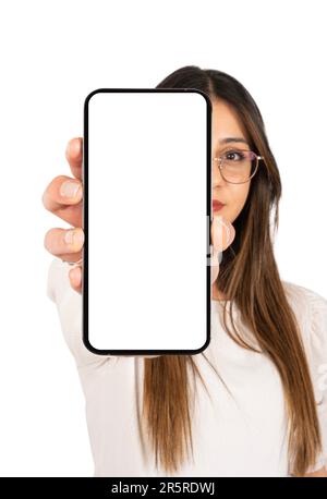 Immagine ravvicinata di una donna in mano che mostra un modello di smartphone. Telefono cellulare moderno con schermo bianco vuoto. Immagine del concetto di applicazione consigliata. Foto Stock