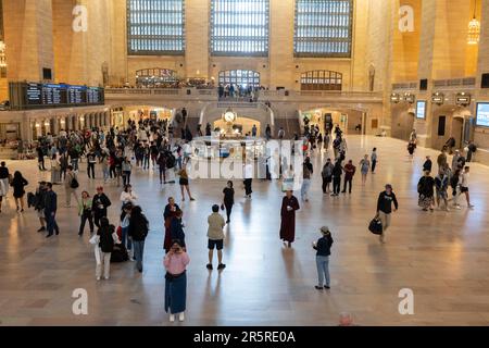 4 giugno 2023, New York, New York, Stati Uniti: Pendolari, Turisti e newyorkesi camminano attraverso la grande sala del Grand Central Terminal...il Grand Central Terminal, spesso chiamato Grand Central Station, è una storica stazione ferroviaria di New York City. La sua architettura Beaux-Arts, il soffitto celeste e il vivace atrio ne fanno un punto di riferimento e un centro di trasporto molto amato. (Credit Image: © Taidgh Barron/ZUMA Press Wire) SOLO PER USO EDITORIALE! Non per USO commerciale! Foto Stock