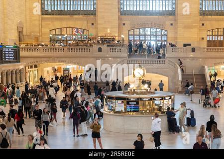 4 giugno 2023, New York, New York, Stati Uniti: Pendolari, Turisti e newyorkesi camminano attraverso la grande sala del Grand Central Terminal...il Grand Central Terminal, spesso chiamato Grand Central Station, è una storica stazione ferroviaria di New York City. La sua architettura Beaux-Arts, il soffitto celeste e il vivace atrio ne fanno un punto di riferimento e un centro di trasporto molto amato. (Credit Image: © Taidgh Barron/ZUMA Press Wire) SOLO PER USO EDITORIALE! Non per USO commerciale! Foto Stock