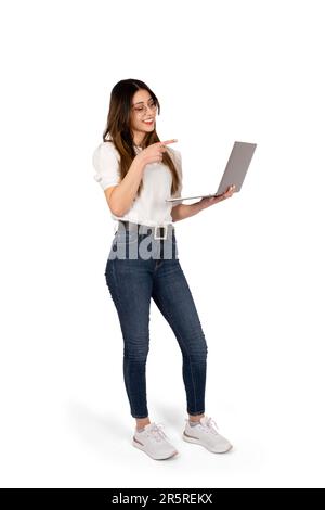 Donna che punta il notebook, foto in studio di una bella donna che punta il notebook. In piedi su sfondo bianco isolato. Idea del concetto di progettazione di banner. Foto Stock
