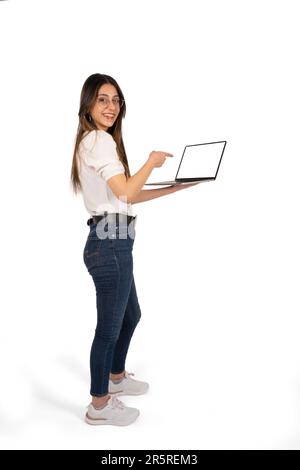 Consiglio il sito web, bella ragazza a grandezza naturale che consiglia il sito web. Tenere vuoto il notebook con schermo bianco vuoto mock-up. Bianco isolato. Foto Stock