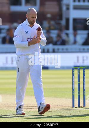 Inglese Jack Leach (Somerset) durante la serie Test Match Day Two of 4 partita tra l'Inghilterra contro l'Irlanda al Lord's Cricket Ground, Londra ON Foto Stock