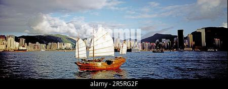 Cina. Hong Kong. Vista sul porto di giorno. tradizionale barca a vela cinese a roba di rifiuto a Causeway Bay. Foto Stock
