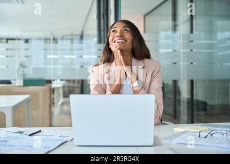 Professionale donna d'affari sentirsi felice di lavoro finanziario risultato in ufficio. Foto Stock