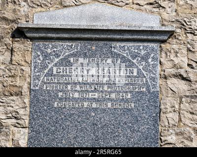 Una targa a Cherry Kearton un pioniere della fotografia naturalistica a Muker, Swaledale, Yorkshire Dales, Regno Unito. Foto Stock