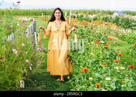 Donna spirituale che esegue meditazione guidata attraverso la musica utilizzando le chimes koshi Foto Stock