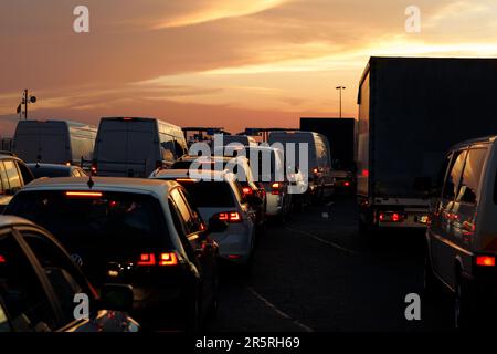 ingorgo del traffico al valico di frontiera tra i paesi Foto Stock