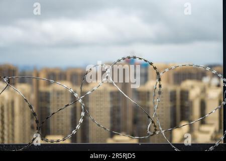 Rete di protezione contro la caduta di oggetti sul tetto di un edificio alto Foto Stock