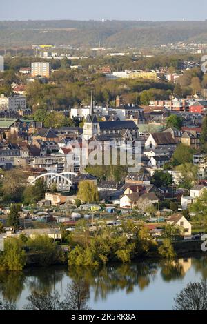 Francia, Senna-Maritime, Elbeuf-sur-Seine, designata come città e terre francesi di arte e storia, vista elevata della chiesa di Saint-Aubin e dei giardini di Saint-Aubin-lès-Elbeuf, sulle rive della Senna, di fronte all'Elbeuf Foto Stock