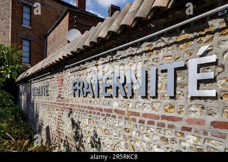 Francia, Eure, Risle Valley, Pont-Audemer, etichettato come i più bei Detours di Francia, soprannominato la piccola Venezia di Normandia, motto repubblicano francese Liberté Égalité Fraternité, su un muro nel giardino del municipio Foto Stock