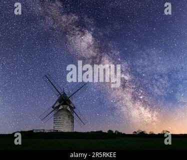 Francia, Eure, Hauville, ecomuseo del mulino a vento di pietra (Moulin de Pierre), notte delle stelle (Nuit des Etoiles), eventi astronomici estivi gratuiti per il grande pubblico, che si svolgono a metà agosto, questo mulino a torre a vento è tra i più antichi in Francia, l'ultimo ancora in funzione in Normandia Foto Stock