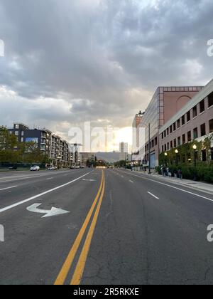 Una scena urbana di una fila di edifici situati lungo un lato della strada a Salt Lake, Utah Foto Stock