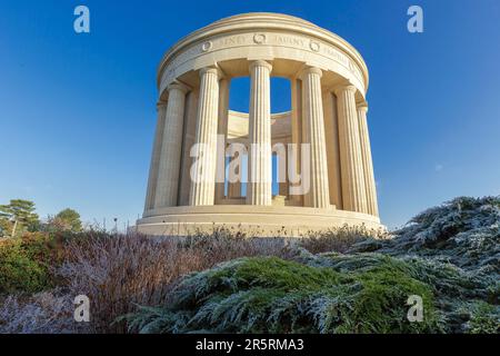 Francia, Mosa, Lorena Regional parc, Cotes de Meuse, Montsec, Butte de Montsec, memoriale di guerra di Montsec prodotto dallo scultore Egerton Swarthout, costruito con pietra calcarea di Euville nel 1930, commemora gli attacchi compiuti dall'esercito americano dal 12 al 14 settembre 1918 e dal 9 all'11 novembre 1918 per prendere la St. Mihiel saliente. Al centro del colonnato si trova una mappa di bronzo che illustra la posizione della chiesa di San Fronti salienti di Mihiel. Foto Stock