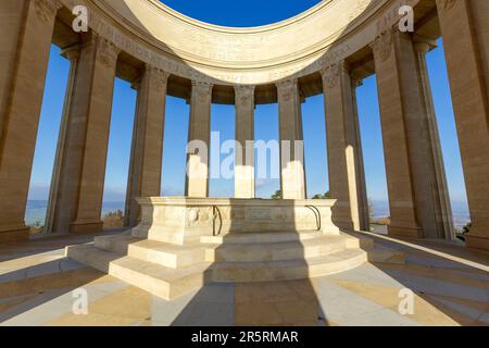 Francia, Mosa, Lorena Regional parc, Cotes de Meuse, Montsec, Butte de Montsec, memoriale di guerra di Montsec prodotto dallo scultore Egerton Swarthout, costruito con pietra calcarea di Euville nel 1930, commemora gli attacchi compiuti dall'esercito americano dal 12 al 14 settembre 1918 e dal 9 all'11 novembre 1918 per prendere la St. Mihiel saliente. Al centro del colonnato si trova una mappa di bronzo che illustra la posizione della chiesa di San Fronti salienti di Mihiel. Foto Stock