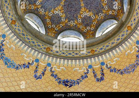 Francia, Meurthe et Moselle, Nancy Thermal comprende da un lato lo storico edificio termale costruito nel 1913 dall'architetto Louis Lanternier e l'estensione dell'edificio esistente dagli architetti Anne Demians membro dell'Accademia delle Belle Arti nella sezione architettura e Nicolas Chabanne si trova nel quartiere Artem in Rue du Sergent Blandan, cupola con una decorazione in mosaico di piastrelle di Gentil e Bourdet sopra la sorgente Lanternier dove l'acqua emerse da una fontana Foto Stock