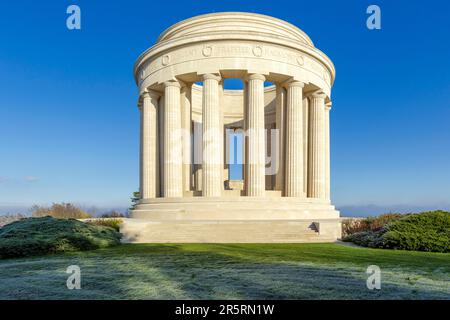 Francia, Mosa, Lorena Regional parc, Cotes de Meuse, Montsec, Butte de Montsec, memoriale di guerra di Montsec prodotto dallo scultore Egerton Swarthout, costruito con pietra calcarea di Euville nel 1930, commemora gli attacchi compiuti dall'esercito americano dal 12 al 14 settembre 1918 e dal 9 all'11 novembre 1918 per prendere la St. Mihiel saliente. Al centro del colonnato si trova una mappa di bronzo che illustra la posizione della chiesa di San Fronti salienti di Mihiel. Foto Stock